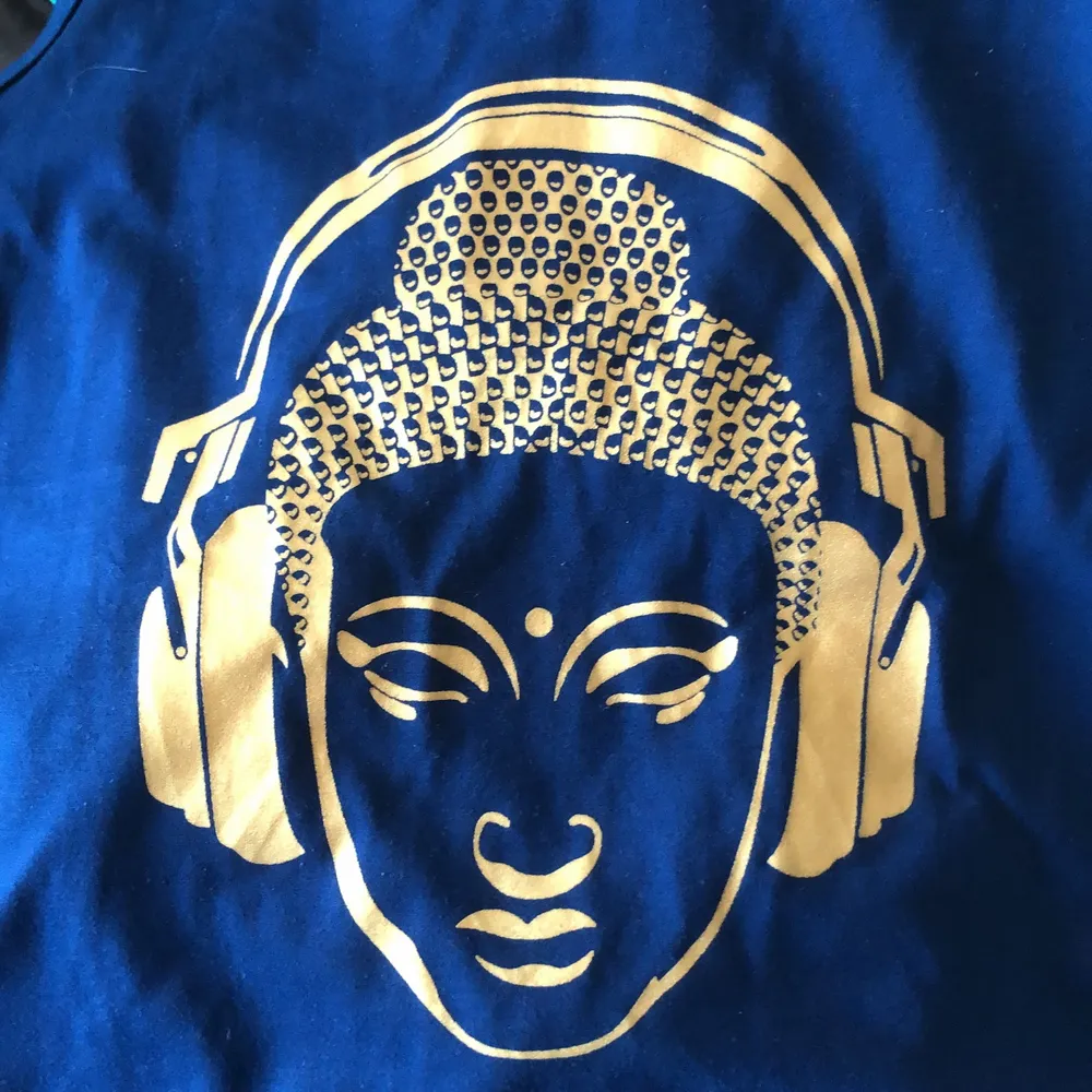 Oanvänt blått Buddah linne med guldfärgat tryck. Köpt i Vietnam.. T-shirts.