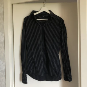 Herrskjorta  - Oanvänd Svart skjorta med vita ränder. 