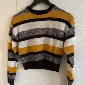 En jättefin Vintage tröja i fina färger som inte kommer till användning då jag inte använder den så mycket
