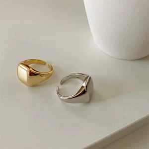 Ringar - Stänger ner nätshoppen och rensar de sista ringarna. Helt nya, få tal kvar!  ( kommer ut fler bilder) OBS! Köparen står för frakt! Storleken är ONE SIZE men jag har ganska stora o breda fingrar och kan dem på pekfingret. 