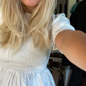 Sommarklänning - Assöt vit klänning med lite puffigare armar, ribbad vid bröstet. Ser nu att den är väldigt skrynklig på bilden så den blir lite orättvist visad 😛 Beställde till studenten men passar lika bra till en ball skinnjacka elr på en sommardag🌾🌺