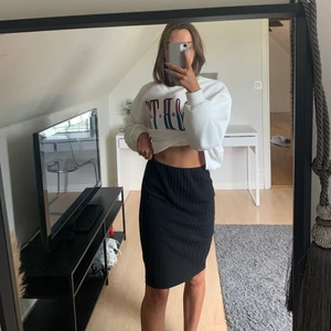 Kjol - Säljer denna svarta tajta kjolen. Säljer pga den inte används. 