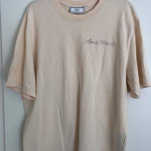 Ami paris T-shirt i beige. Storlek L/M.  Köpare står för frakt 