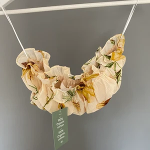 Blommig Bandau top - Söt blommig bandau top, aldrig använd prislapp kvar