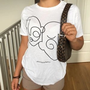 Ansiktströja Gina Tricot - Ansiktströja från Gina. Mått: XS. En bra trendig vardagströja som går att styla bra. Har inte riktigt fått användnings behöv av den. 🥰