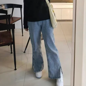 Jeans - Blåajeans med slits. Helt nya. Storlek S/M. Skicka gärna ett meddelande vid frågor!