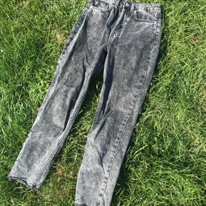 Sjukt snygga jeans i momjeans model.  - Säljer nu mina favorit jeans eftersom de blivit alldeles för små. Svart/gråa och sjukt snygga. Sitter jättesnyggt och är bekväma. Kommer från HM och är i storlek 34. Köparen betalar frakt. 