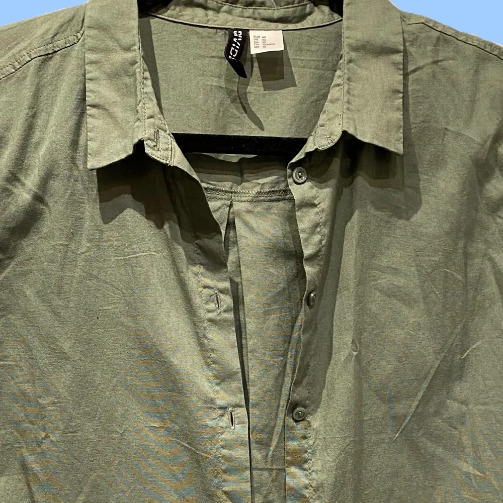 En mörkgrön långärmad skjorta medium (lite mindre i storleken dock) Har bara använts en gång och har inga hål eller fläckar.. Skjortor.