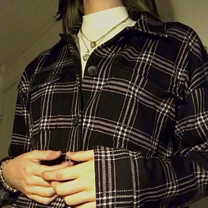 Kofta - En fin vårig kofta som inte riktigt är min stil!( Ska lägga till mer info i annonsen snart)