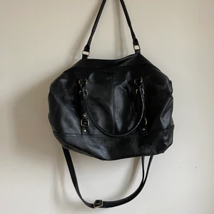 Svart väska från Don Donna - Jättesnygg väska där längre sidobana ingår. Köpte väskan för några år sedan men använde den bara två säsonger och sedan efter har det mest legat i min garderob och inte används.