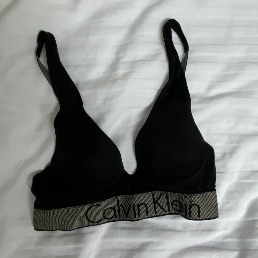 ”PLUNGE PUSH-UP BRA - CUSTOMIZED STRETCH” från Calvin Klein i storlek 65A. Den är i väldigt fint skick men säljer eftersom den är för liten för mig. (Nypris 499kr) 💞. Toppar.