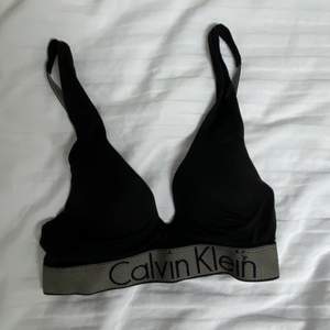 ”PLUNGE PUSH-UP BRA - CUSTOMIZED STRETCH” från Calvin Klein i storlek 65A. Den är i väldigt fint skick men säljer eftersom den är för liten för mig. (Nypris 499kr) 💞