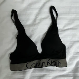 Calvin Klein bralette  - ”PLUNGE PUSH-UP BRA - CUSTOMIZED STRETCH” från Calvin Klein i storlek 65A. Den är i väldigt fint skick men säljer eftersom den är för liten för mig. (Nypris 499kr) 💞