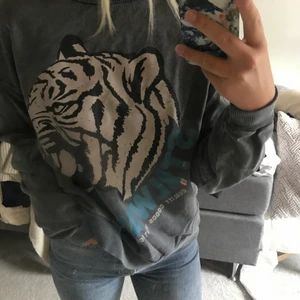 Jättecool tröja från pieces  - Säljer denna snygga tröjan från vero Moda med märkte pieces i storlek xs. Använd ca 2 gånger därför i mycket bra skick! Säljs pågrund av den inte riktigt än min stil🤍🤍