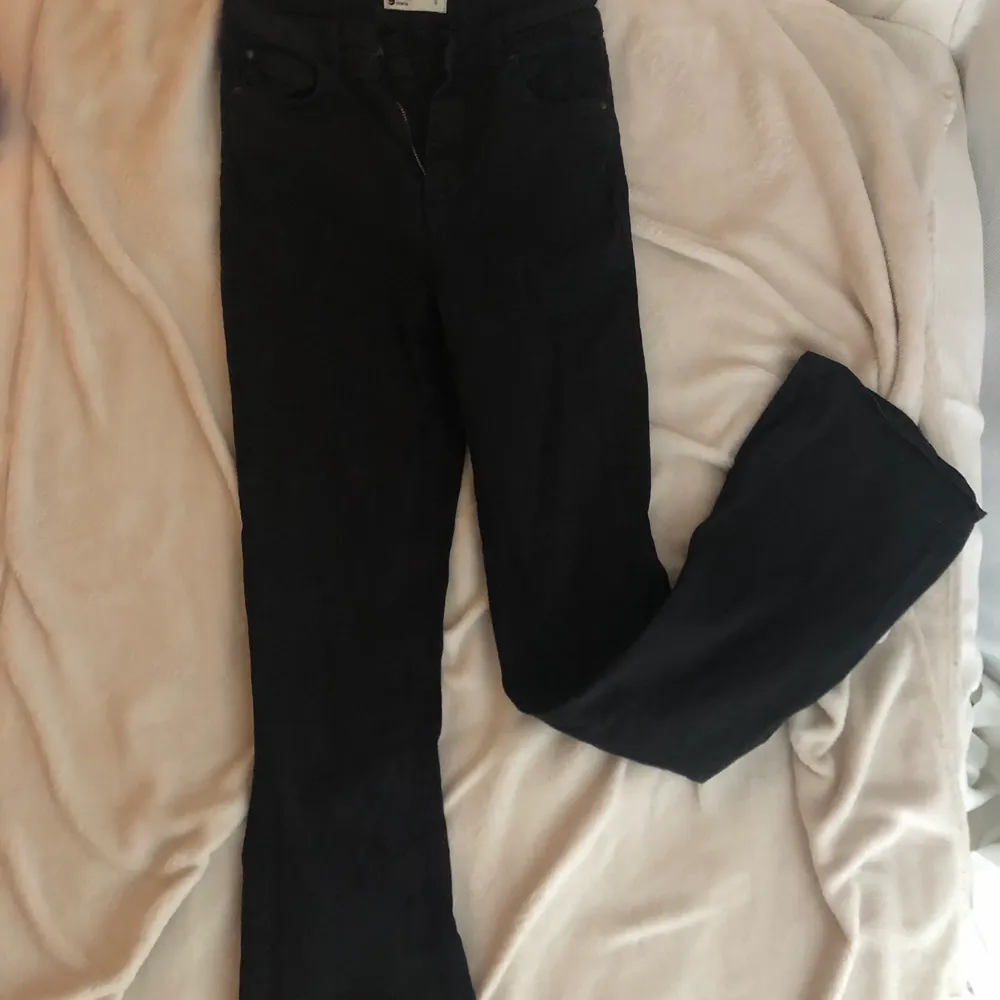 Svarta flaired jeans från Gina. Stl S. Mycket stretchiga och i bra skick . Jeans & Byxor.