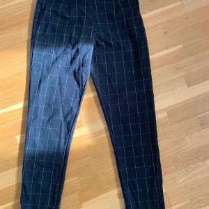 Byxor  - Säljer dessa snygga byxor från Brandy Melville! Sååå fina men tyvärt lite små för mig. Använda bara ett fåtal gånger. Skriv för flera bilder!❣️