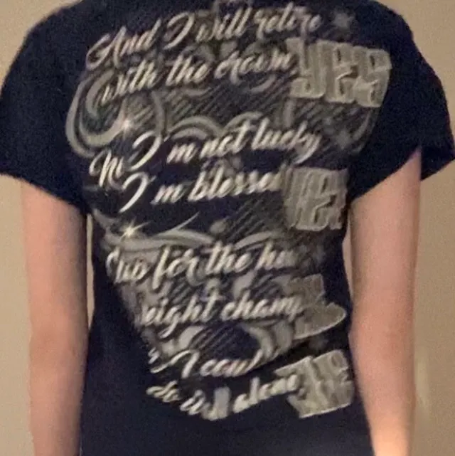 Cool t shirt med textprint, i storlek xs/s. Jag är en xs och 168cm💖. T-shirts.