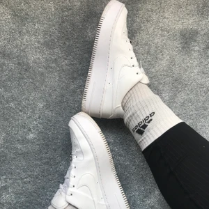 Nike air force 1 Sage - Säljer ett par Nike air force 1 Sage som jag tyvärr är för små, mycket bra kvalitet❤️ om flera är intresserad är det högsta bud som gäller❤️ köparen står för frakten❤️