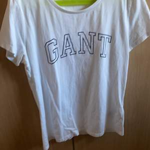 Vit Gant T-shirt med blå text. Försiktigt använd. Inga fläckar. Inget slitage.