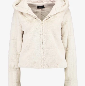 Pälsjacka - Fake vit/beige pälsjacka med luva från only. Den är i strl L men skulle passa m också. Den är helt ny med prislapp kvar ny pris var 559kr.