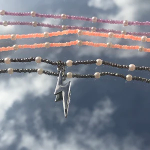 Pärlhalsband  - Superfina somriga halsband, super populära och många intresserade ⚡️⚡️🌈🌈