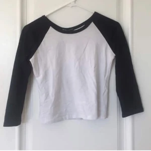 Brandy Melville tröja (One Size) - Vit/blå ”Baseboll” tröja från Brandy Melville, i gott skick! Sjukt mjukt material (100% bomull)😊