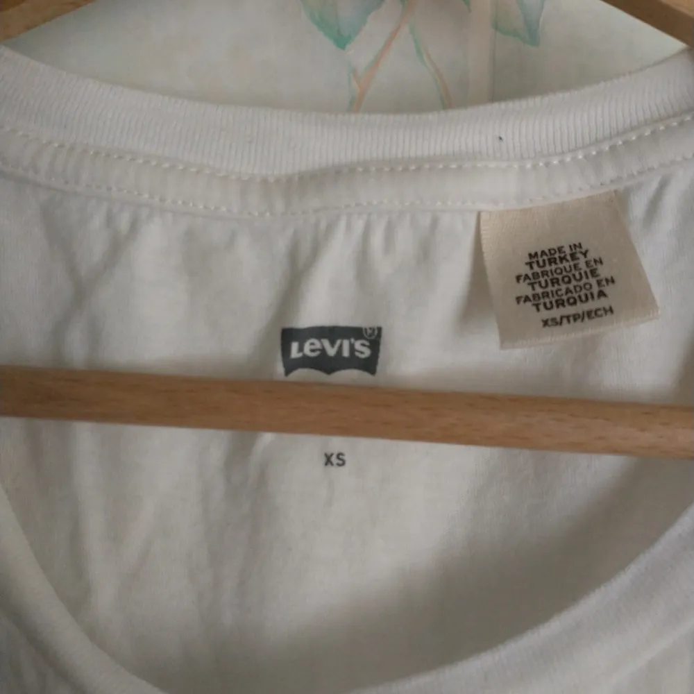 I använd Levis shirt storlek xs köpte den för 250kr säljer den för 100+ frakt. T-shirts.