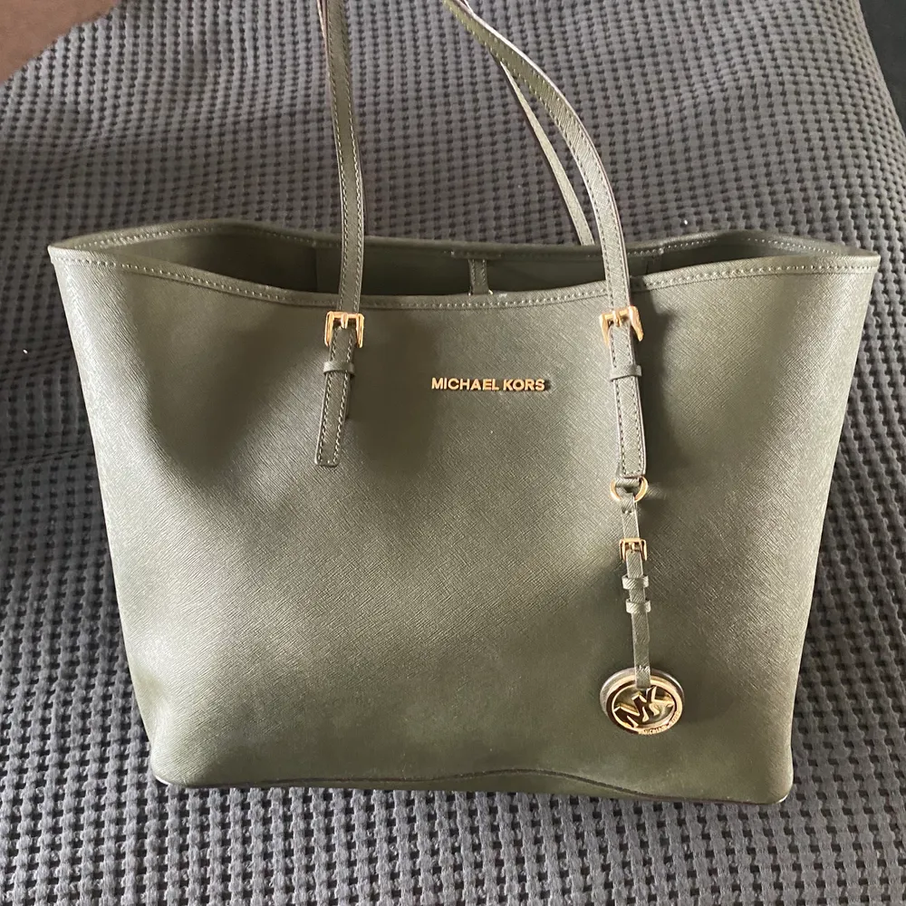 Michael Kors hand/axelväska i färgen grön. Knappt använd, väldigt bra skick. Två fickor inuti väskan. Frakt tillkommer 66kr💚 (45 cm bred, 30 cm hög). Accessoarer.