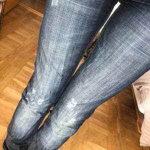 Gina jeans strl 26 -  jeans från Gina med sliten look och resår vid anklarna 