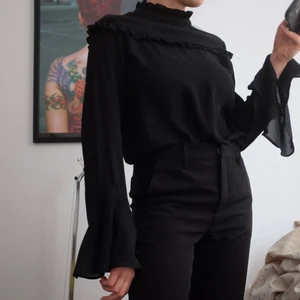 Blus - Svart blus som går att klä upp och ner. Halv Genomskinlig