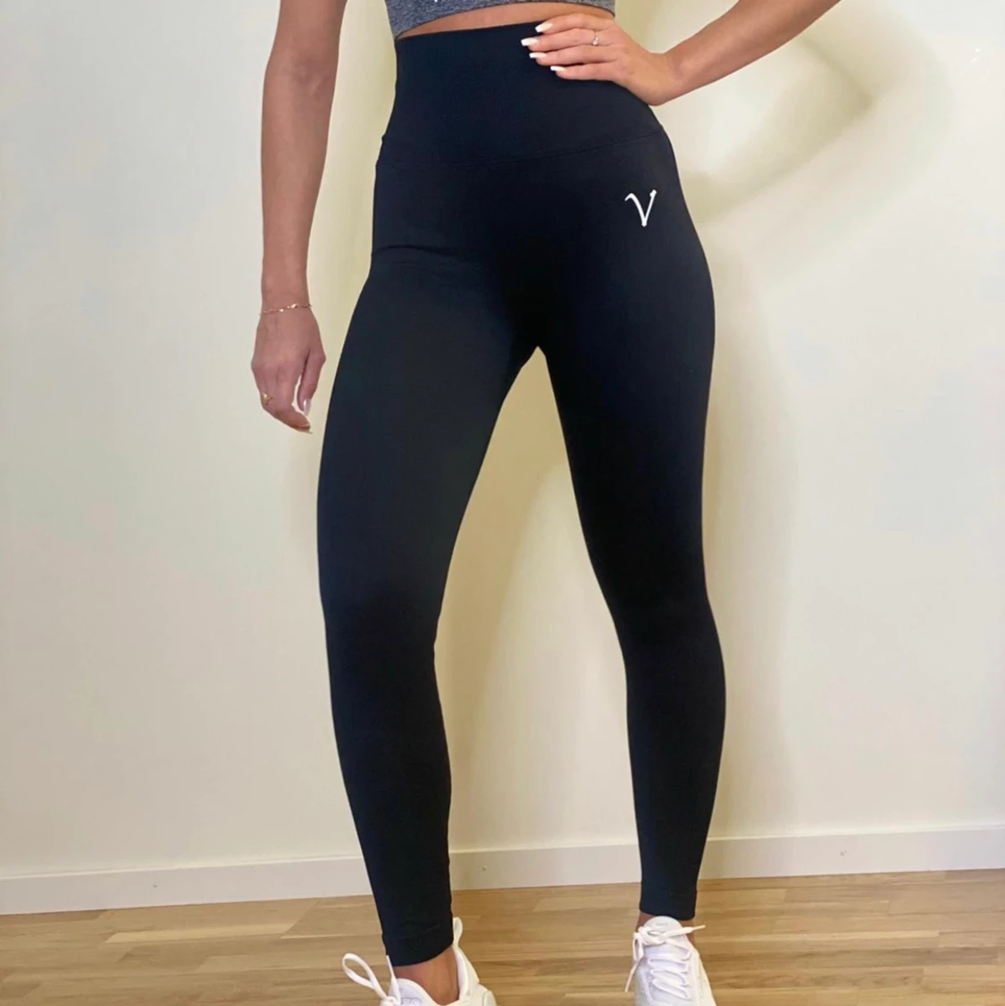VSHAPE - push leggings - svart färg