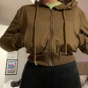 Shein hoodie - Fick hem den idag från shein, så helt ny. Modellen cropped. Trendig med stora rymliga fickor och luva! Pris kan diskuteras🤎