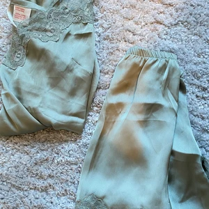 Helt nytt pyjamas set  - Endast provat. Skönt ljusgrönt/beige silkes material perfekt till varmare väder eller att sova i. Säljer då det är alldeles för stort (jag är S). Från HM, går att köpa separat shorts/linne. Bjuder på frakt! 🧸