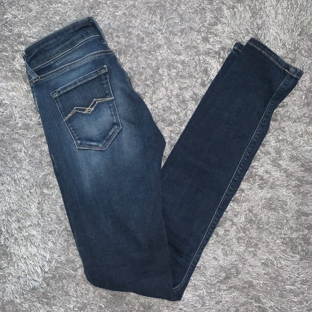 Jag säljer ett par Replay jeans, stk W26L32. De är i bra skick och passar perfekt nere vid fötterna (är 168 cm). De är superfina och har fina detaljer. . Jeans & Byxor.