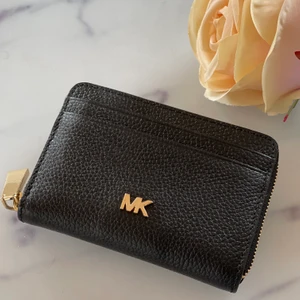 Michael Kors Small Pebbled Leather Wallet - Plånbok från Michael Kors. Sparsamt använt. OBS äkta!