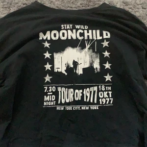 Svart långärmad från gina - En nästan aldrig använd tunn långärmad från ginatricot. Vitt tryck på framsidan och helsvart baksidan.Tröjan är i L men jag är själv xs och den passar bra som en lagom oversize tröja. Köpare står för frakt🤍