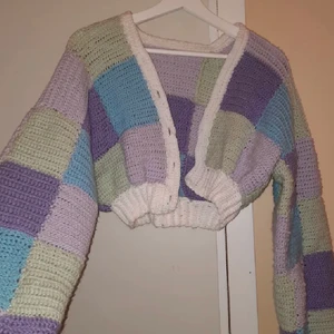 Virkad kofta - En sjukt fin handgjord virkad kofta🤩 Jag köpte den av en annan användare här på Plick men har tyvärr bara använt den en gång då den inte riktigt är min stil. Hoppas att den ska få hamna hos någon som uppskattar den mer än jag⭐️ Den är gjord av 100% akryl garn och är väldigt mjuk, inte alls stickig. Den är inspirerad av Harry Styles kofta men denna är gjord i pastellfärger. Den är croppad och har puffiga armar.                                                               Utgångspriset är 250 kr och det blir budgivning om det är många intresserade. Buda i kommentarsfältet (Minst 10 kr) och tvivla inte på att skriva till mig om du har nån fråga😊                                                                 