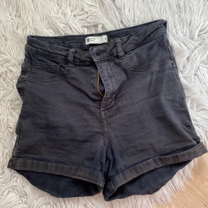 Shorts  - Säljer ett par shorts! Är ett par år gamla, men är riktigt snygga ändå och har behållt looken. Lite blekta möjligtvis, men det är inget man tänker på. Är ifrån Gina Tricot. Sitter riktigt snyggt, och man får bra röv i de för dig som undrar det. Du står för frakten! 