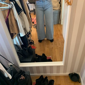 Vida jeans - JACKIE Extra vida high waist jeans storlek 38, färg blå ifrån Lindex. Endast använda en gång. Inköpta för 499kr och jag säljer dem för 450. Priset är ev diskuterbart.