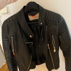SKINNJACKA CHIQUELLE  - Svart skinnjacka från chiquelle i mycket fint skick, storlek 36. 