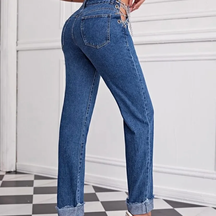 Hey, I’m selling these mom jeans which have chains on each hip side. I bought them in a large but they are way too big on me (I’m a 38/M). These jeans are NEW. They fit tall people (I am 177cm tall and they reach the all the way down). For any other wueasrion -> feel free to send me a message . Jeans & Byxor.