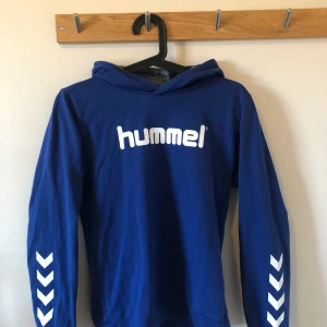 Hummel Hoodie - Hummel hoodie i storlek 164 passar mig med storlek S🤍