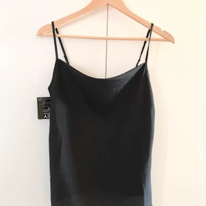 Svart cowl neck linne  - Plagget är helt oanvänt och därmed i bra skick, skriv vid intresse och betalning sker via Swish💜