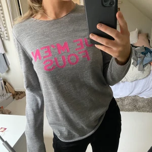 Grå Zadig tröja med text - Jättefin tröja från Zadig med rosa text i storlek M! 