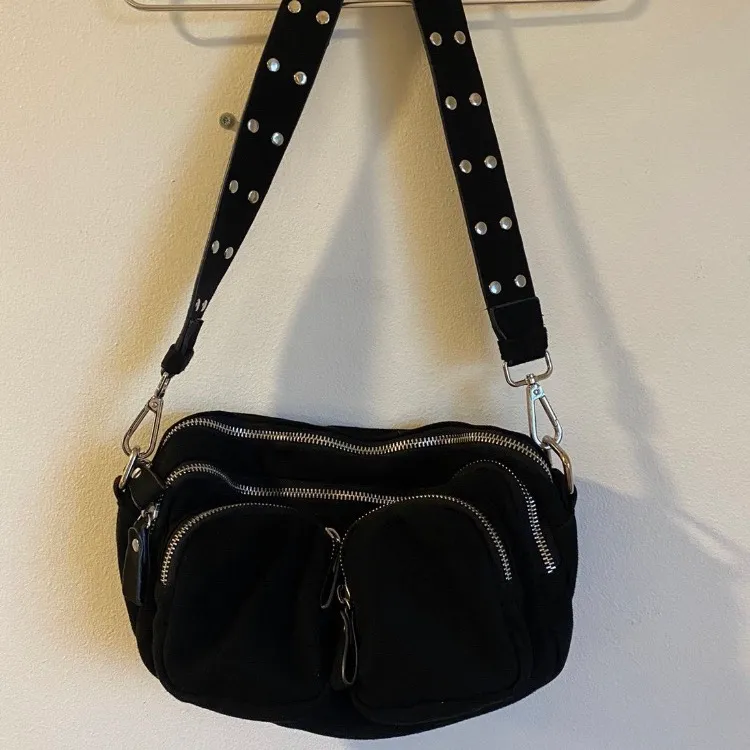 Populära Gina tricot väskan, knappt använd och får plats med mycket💕 kan mötas annars står köparen för frakt💕. Väskor.