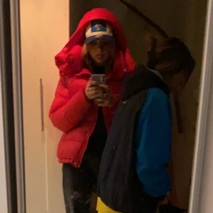 Röd jacka  - Röd bikbok jacka i storlek S, bra skick, köptes här på Plick om du har några frågor skriv privat 💕 budet börjar på 300 