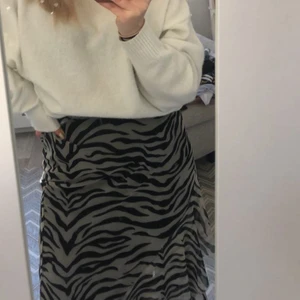 Zebra kjol - Säljer denna fina kjol jag köpte på plick här för ett år sedan! Den är endast använd den dagen bilderna är tagna och kvaliten från förra ägaren är jätte bra! Så stretchig och funkar för mig som har S/m men passar absolut ifrån xs-l. Tycärr kommer inte den till användning ! Hör av er vid fler bilder🤍