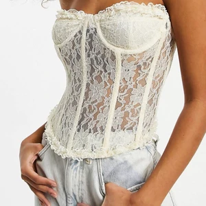 Korsett topp - Säljer denna sjukt snygga korsett topp då den tyvärr inte passar mig. Endast testad. Budet ligger på 250kr. Eller köp direkt för 350kr + frakt💞