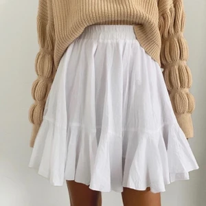 NY M-Kae Santorini kjol - HÖGSTA BUD: 285kr (avslutas på lördag 15.00)⁣ ⁣                                                    Säljer denna fina kjol från M-Kae, första bilden är lånad från deras egna hemsidan men kjolen är helt ny och endast testad pga inte helt min stil! I storlek S och kan mötas upp i Stockholm eller skicka med posten.⁣ 