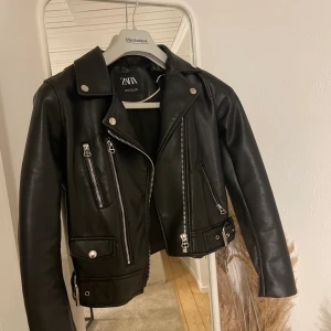 Skinnjacka  - Fin skinnjacka som har blivit för liten som köptes förra året. Inga slitningar eller skador så gott som ny, även perfekt inför våren/sommaren
